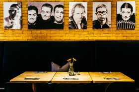 Sitzbank mit „Hall of Fame“ im Lokal. Foto © Simon Wachter 